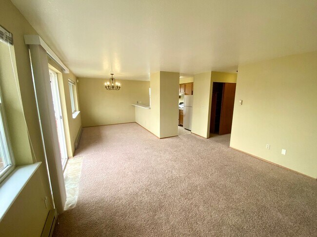Building Photo - Conveniently Located 2 Bedroom