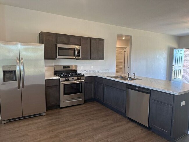 Foto del edificio - *Preleasing* BRAND NEW Three Bedroom | Two...