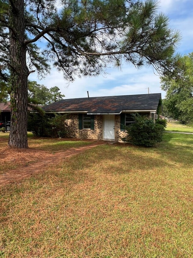 Primary Photo - 1208 N Pines Dr