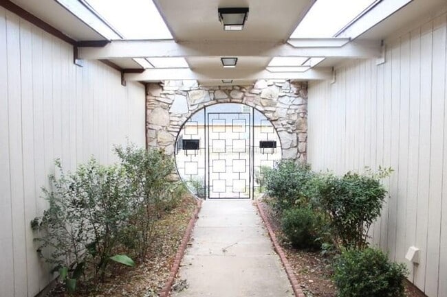 Building Photo - 2 Bedroom, 2.5 Bath, Water Included in Rent!