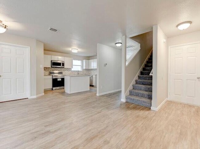 Foto del edificio - AVAILABLE NOW!