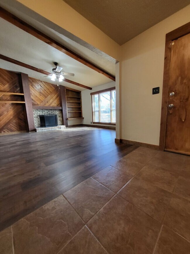 Building Photo - (3) Bed/(2) Bath w/ Updates in Kitchen and...