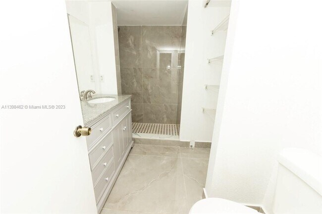 Foto del edificio - 4235 N University Dr