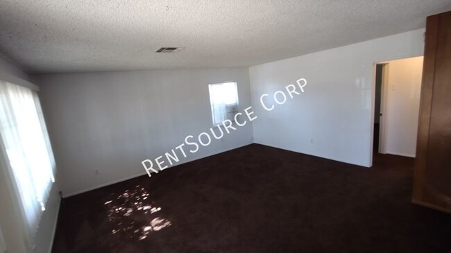 Building Photo - 3 Bedroom & 2 Bathroom Single Story Rental...