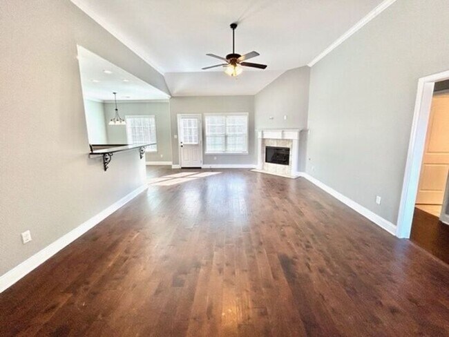 Building Photo - Now Leasing a 4 bedroom 2 bath home in Oli...
