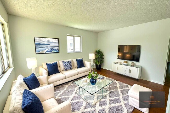 Foto del edificio - 2194 N Riley Ave