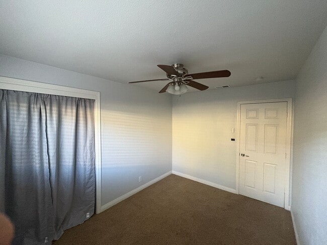 Building Photo - 3 Bedroom 2 Bath Home Available Now!