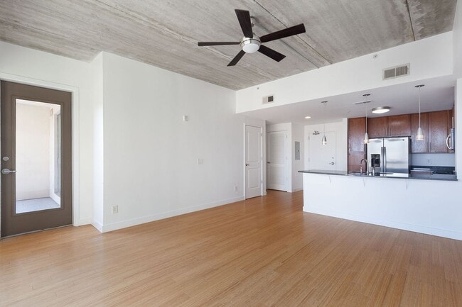 Building Photo - 1/1  Condo in Grant Park w/ City Views Right By Grant Park Market and Shops!