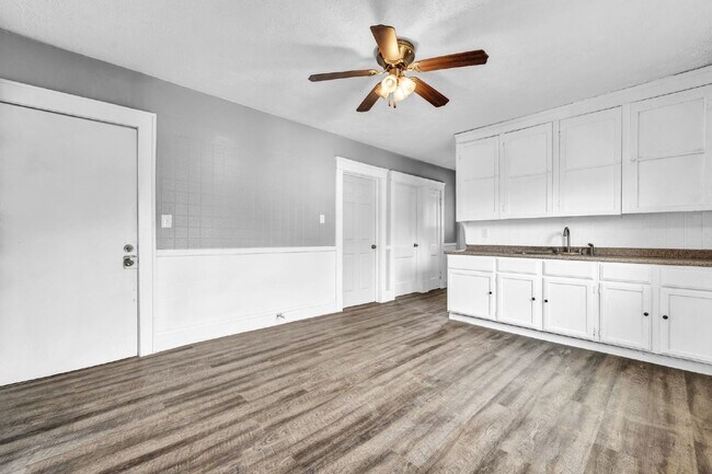 Building Photo - Newly renovated 2 bedroom HALF OFF MAY RENT