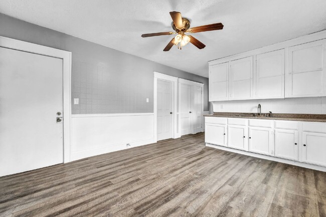 Building Photo - Newly renovated 4 bedroom HALF OFF MAY RENT