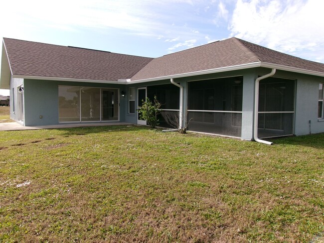 Building Photo - NW Spacious 3/2/2 on Saltwater Canal-Fish ...