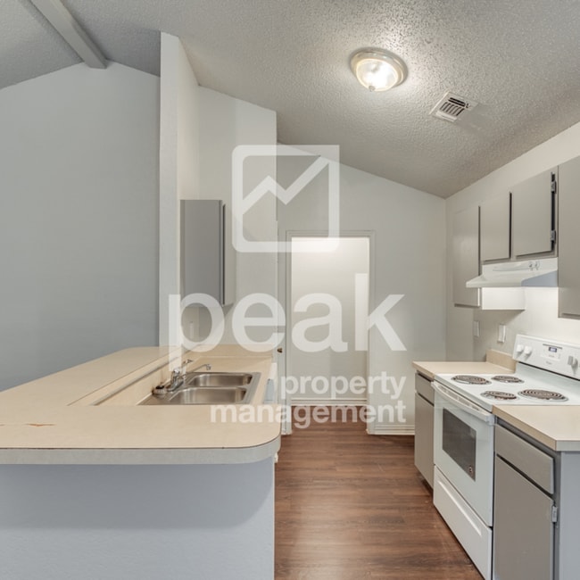 Building Photo - $1350! 2Bed/2Bath Updated Home!