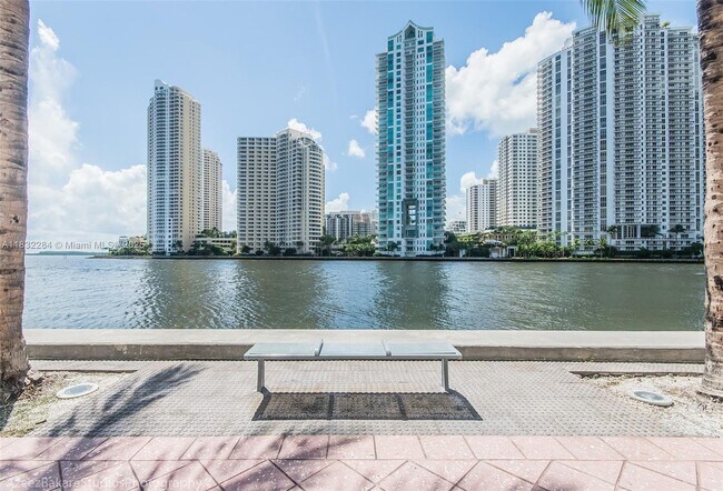 Foto del edificio - 325 S Biscayne Blvd