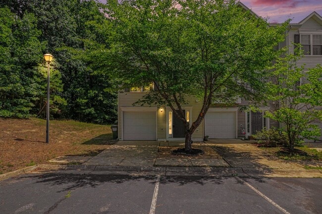 Foto del edificio - $2,295/Month | 3 Bed | 2.5 Bath | End-Unit Townhome in Belmont at Carmel Church | New HVAC | Wood...