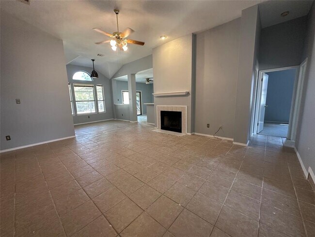 Building Photo - 303 Steeplechase Dr