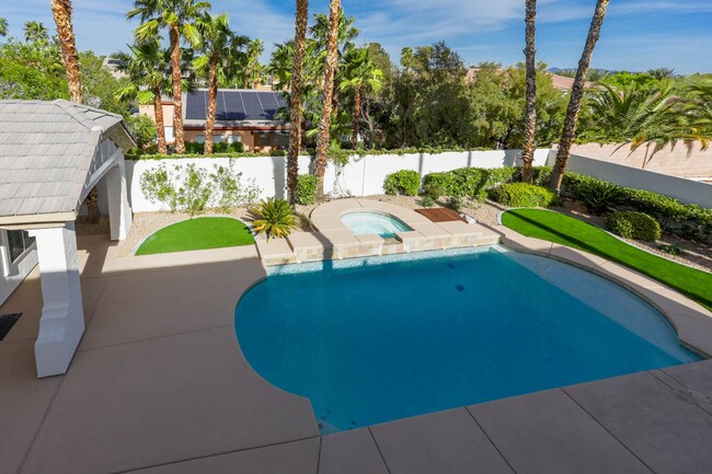 Foto del edificio - Stunning 6 Bedroom Home With Casita Pool H...