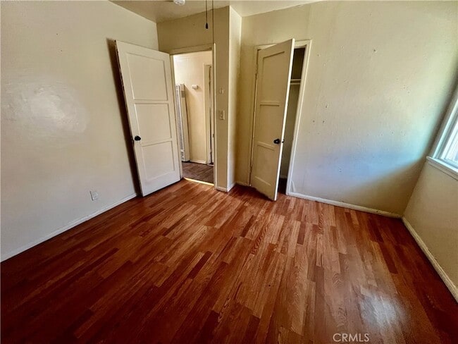 Building Photo - 342 S Sycamore Ave
