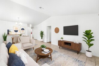 Building Photo - 9977 Three Lakes Cir