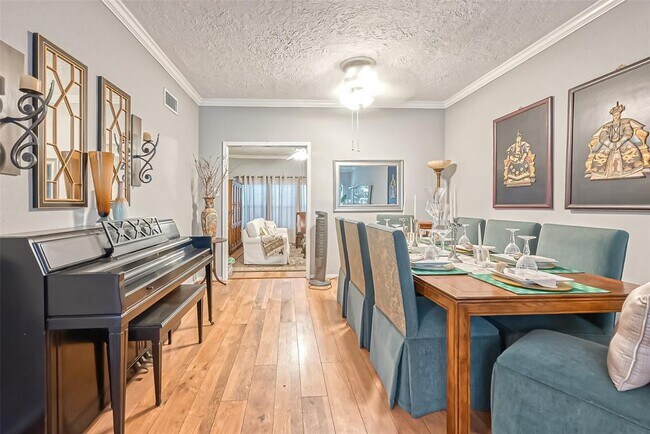 Foto del edificio - 7700 Creekbend Dr