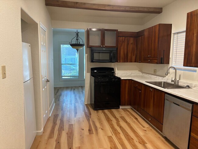 Building Photo - Cute 3/2 in Quiet Sherman Neighborhood