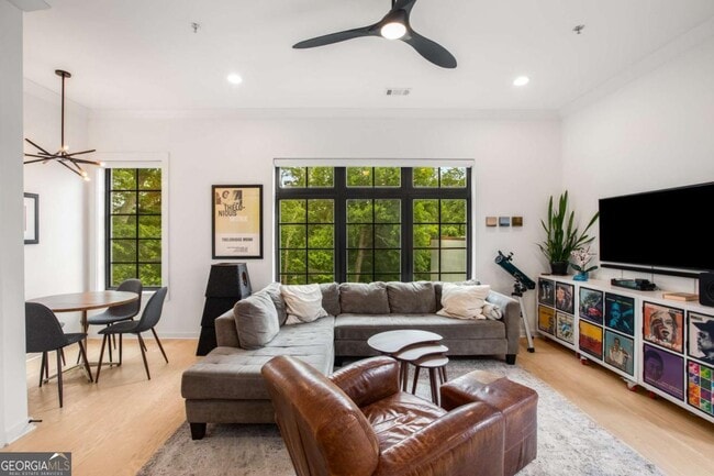 Building Photo - 417 E College Ave