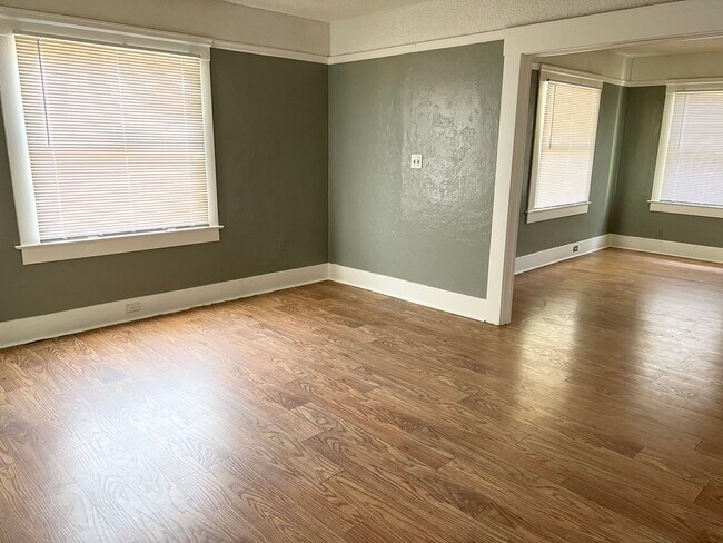 Building Photo - 2 bedroom / 1 bath in Tower District