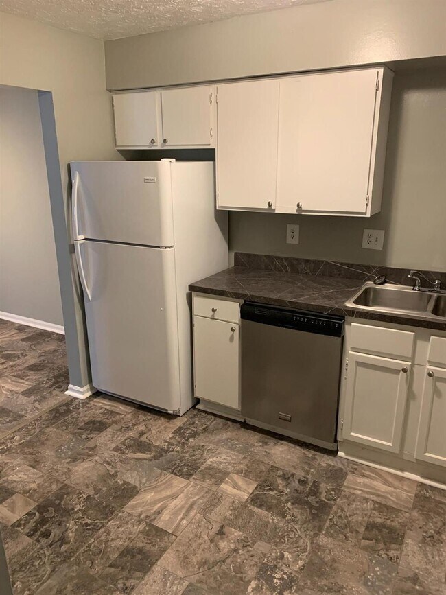 Foto del edificio - 384 Redding Rd