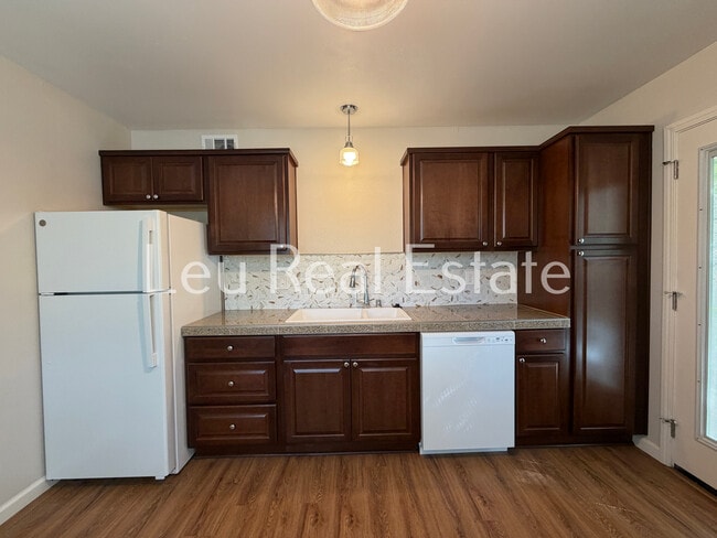 Building Photo - 1028 Bridgeview Dr