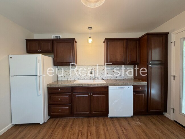 Foto del edificio - 1028 Bridgeview Dr