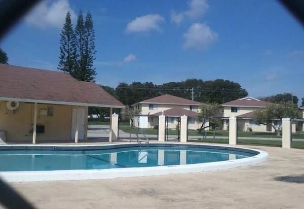 Building Photo - 2 br, 1 bath House - 110 E. TIFFANY DR #1