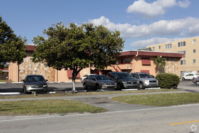 Foto del edificio - Pinehill Plaza Apartments
