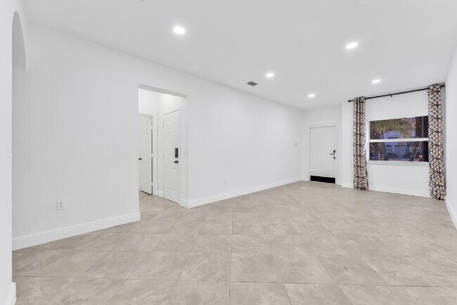 Foto del edificio - Stunning lakefront townhouse in gated Homestead community.