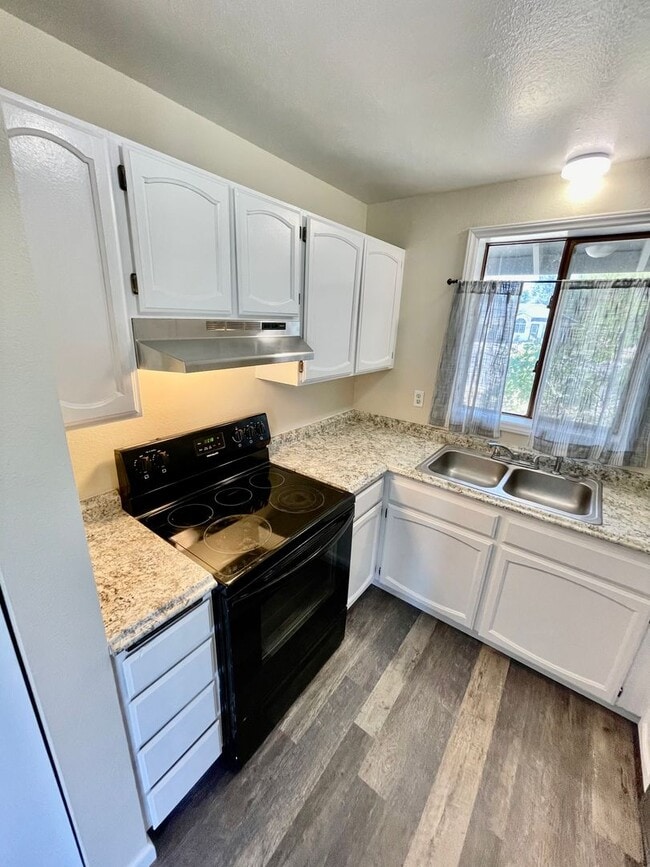 Building Photo - 3 bedroom, 1.5 bath House ** PENDING **