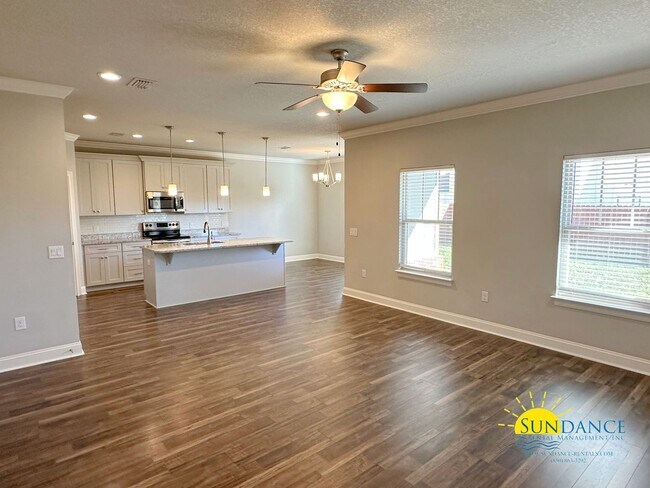 Building Photo - Stunning Navarre home with Solar Energy!