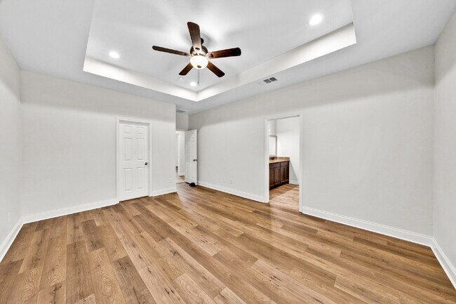 Foto del edificio - "Charming 3-Bed, 2-Bath Greenville Home with Elegant Granite Countertops!"