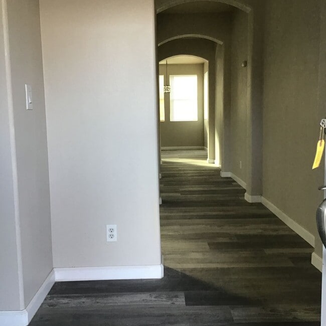 Building Photo - Beautiful 5 bedroom home