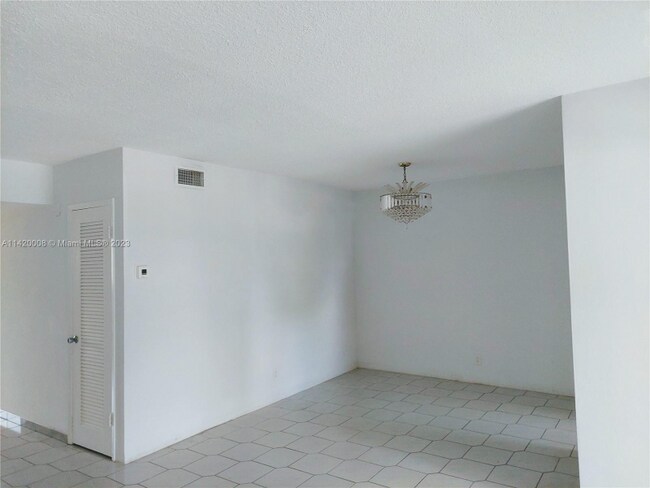 Building Photo - 501 Blue Heron Dr