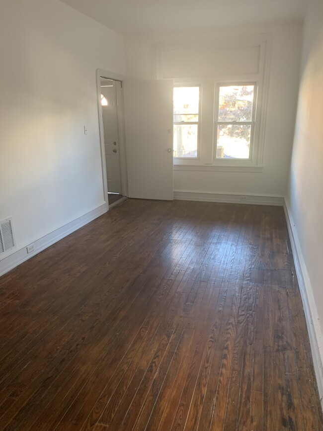 Living room - 5431 N Lawrence St