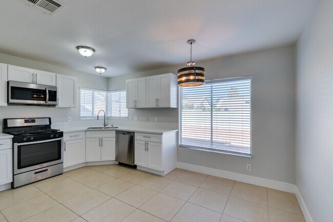 Building Photo - 4 BEDROOM, UPDATED SINGLE STORY HOME, NO HOA
