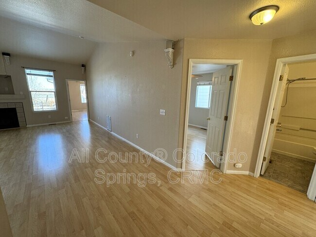 Foto del edificio - 1305 Lords Hill Dr