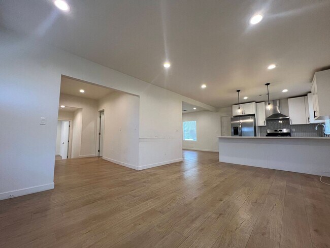 Foto del edificio - 8007-8009 HILL DR.