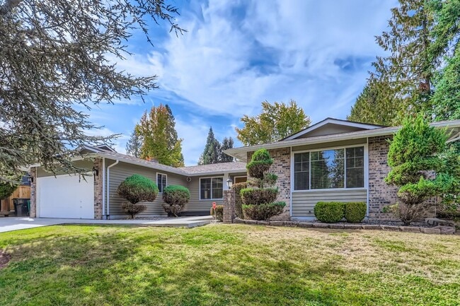 Peaceful neighborhood setting within walki... - Peaceful neighborhood setting within walki... House