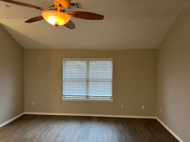 Building Photo - Charming 3 bedroom home with storm shelter in Norman! No carpet and a large pantry!