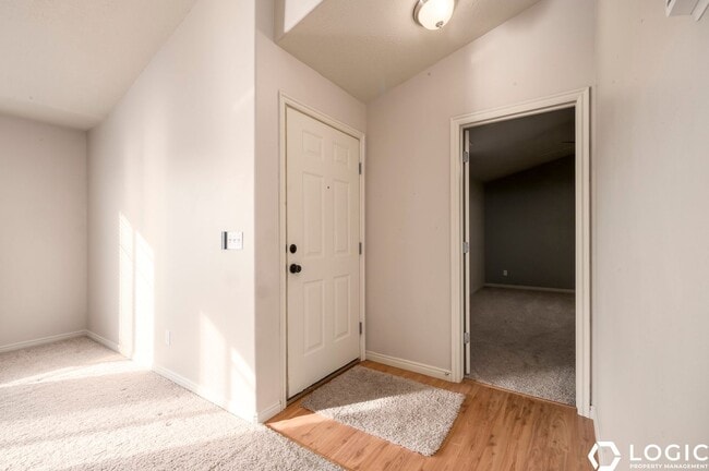 Building Photo - Spacious Condo in Great Location!