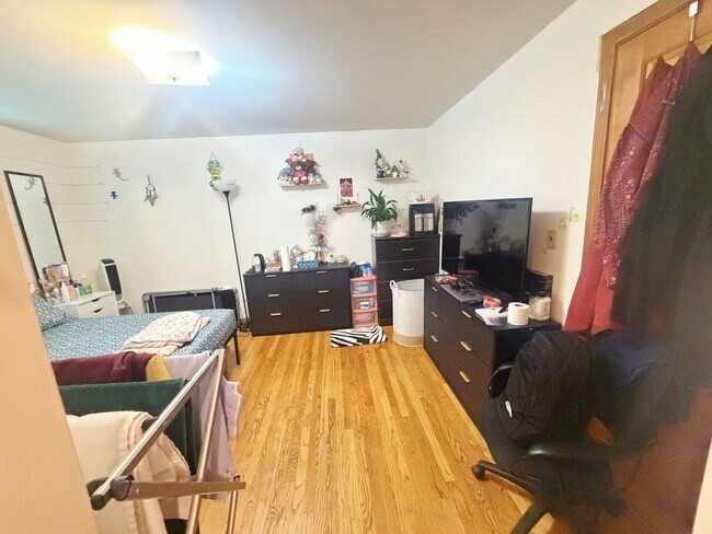 Building Photo - Spacious Family Home Unit