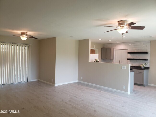 Foto del edificio - 6802 E 5th St