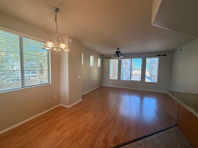 Foto del edificio - End Unit 2 bed/2.5 bath Town Home Ready 4 Move In!