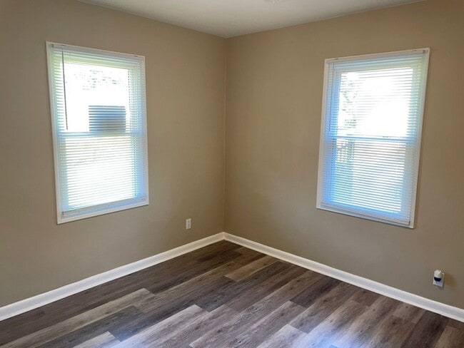 Building Photo - Newly Renovated 2 Bedroom Home in Washingt...