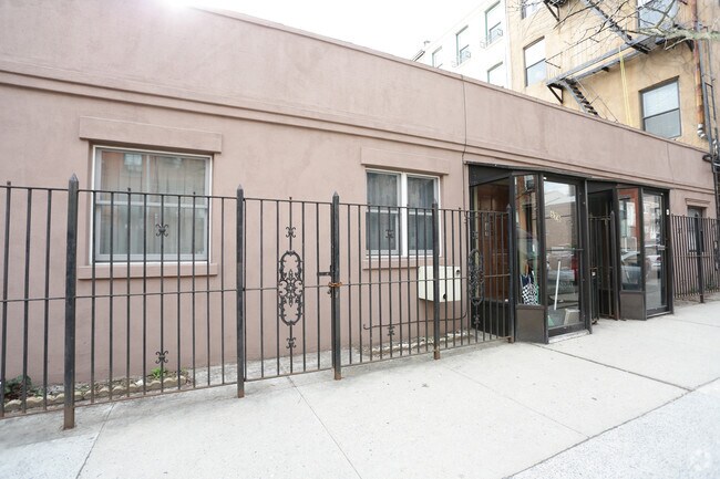 Foto del edificio - 579-585 Henry St