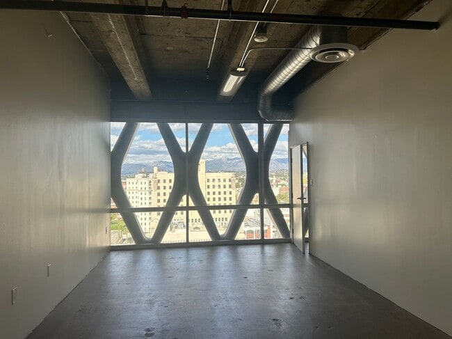 Building Photo - 2404 Wilshire Blvd